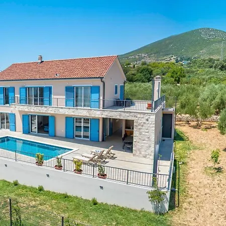 Villa J&j Kastel Novi
